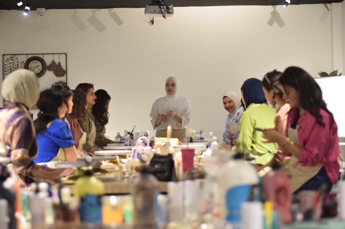 مجموعة في جلسة فنية جماعية بتُحفة