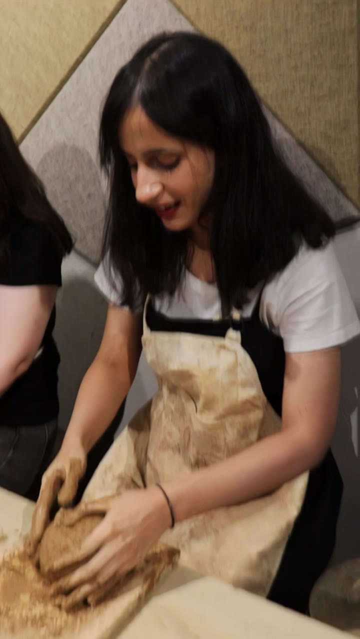 مشاركة مبتسمة في جلسة خزف